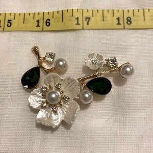Flower Brooch NWOT